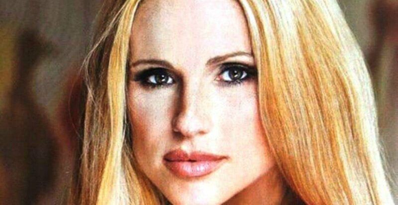 Michelle Hunziker, la scollatura da urlo a Striscia La Notizia