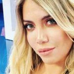 Wanda Nara, il seno scoppia nella foto in piscina