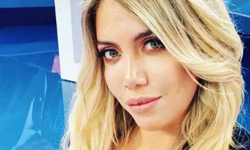 Wanda Nara, il seno scoppia nella foto in piscina