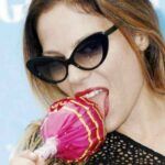 Naike Rivelli lo fa strusciare tra le gambe