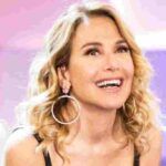 Barbara D'Urso, senza veli e tutta bagnata: la conduttrice super sensuale