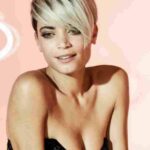 Elodie, il vestito troppo corto mostra tutto