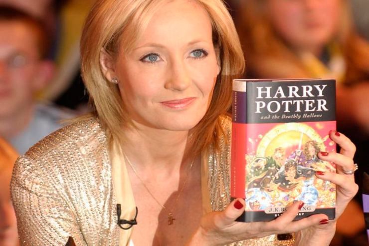 J. K. Rowling bruciata viva in un romanzo